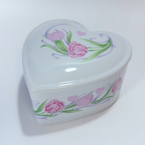 Vintage Roses Floral Heart Shape Lidded Trinket Jewelry Box 5.5" Wide & 3" Tall - Picture 2 of 3